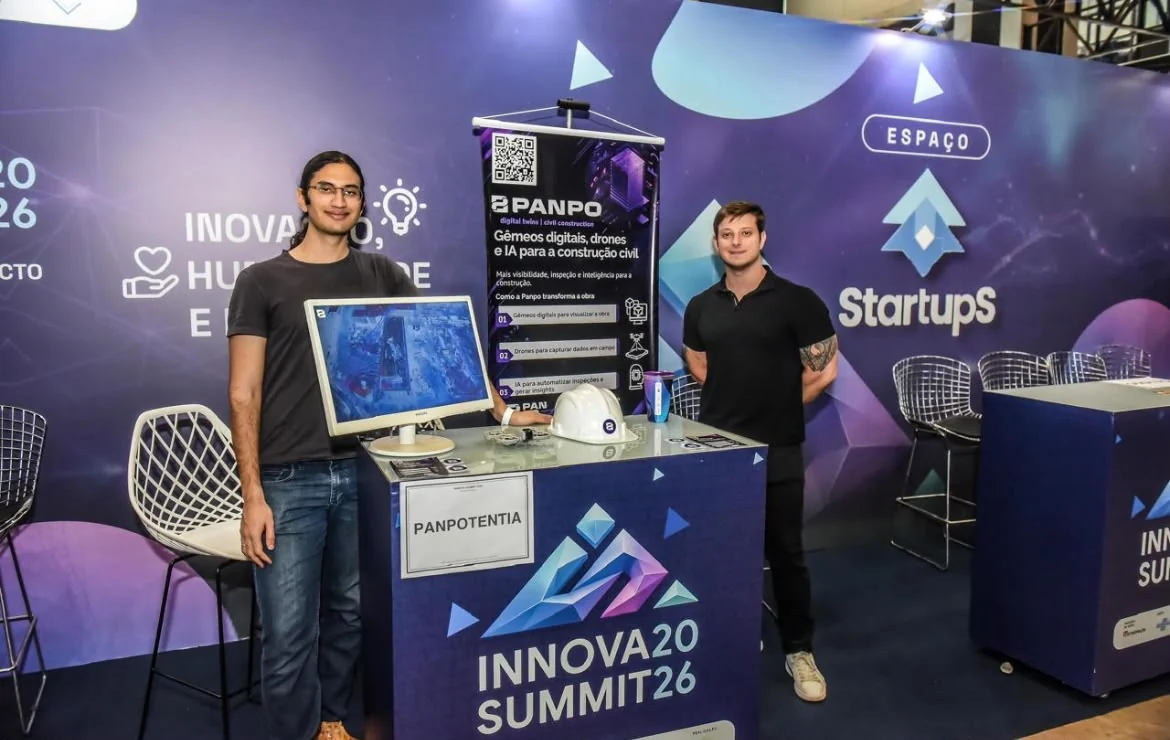 Equipe da Panpo em estande de evento de inovação.