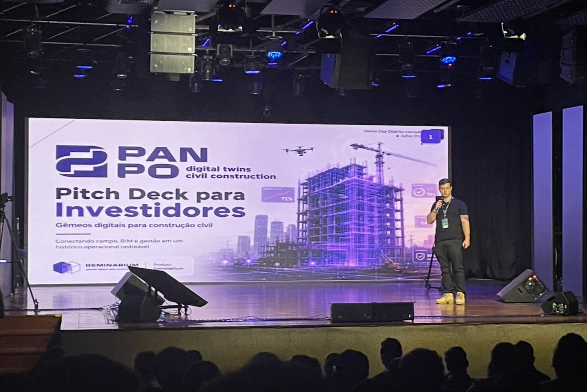 Apresentação da Panpo em palco, com o pitch projetado ao fundo.